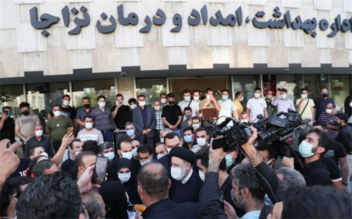 بازدید رئیسی از داروخانه ۲۹ فروردین تهران