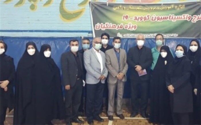 جلوه ویژه معلمی در طرح واکسیناسیون فرهنگیان ورامین علیه کرونا نمایان شد