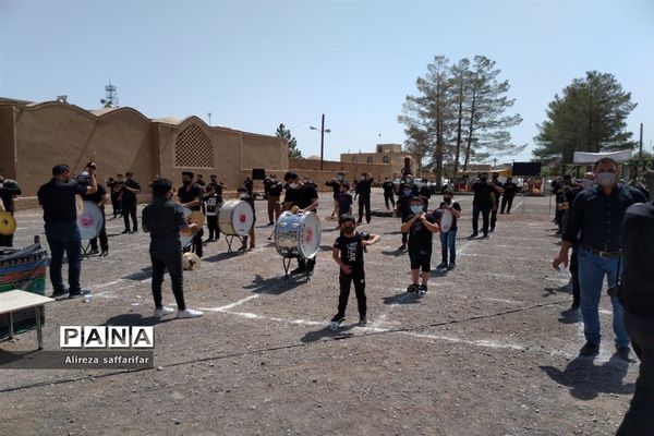 برافراشتن علم عزای حسین(ع) ‌با رعایت پروتکل های بهداشتی در اردستان