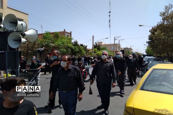 برافراشتن علم عزای حسین(ع) ‌با رعایت پروتکل های بهداشتی در اردستان