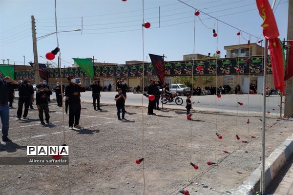 برافراشتن علم عزای حسین(ع) ‌با رعایت پروتکل های بهداشتی در اردستان