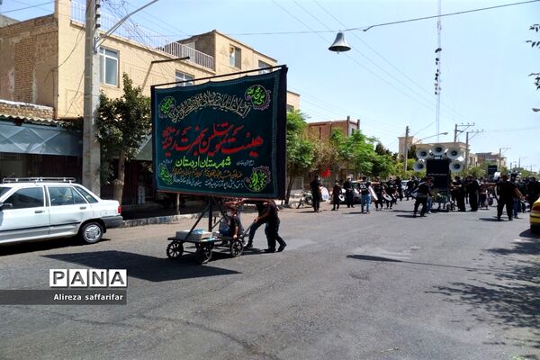 برافراشتن علم عزای حسین(ع) ‌با رعایت پروتکل های بهداشتی در اردستان