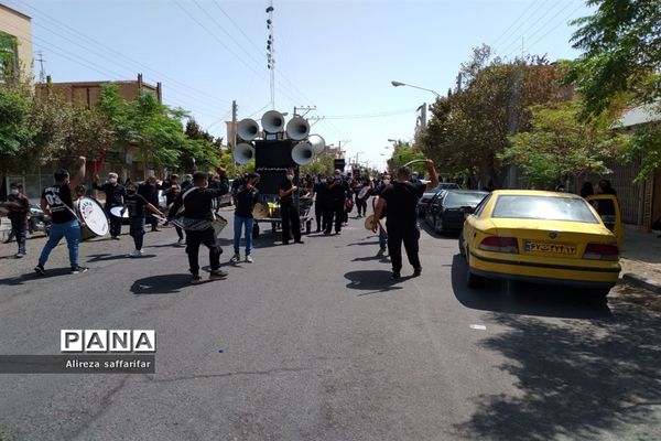 برافراشتن علم عزای حسین(ع) ‌با رعایت پروتکل های بهداشتی در اردستان