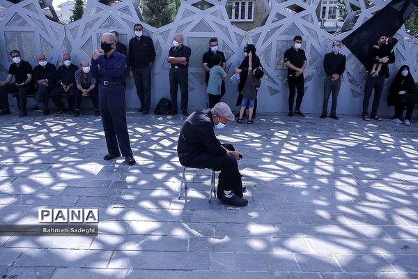 عزاداری و اقامه نماز ظهر عاشورا در میدان امام حسین (ع)