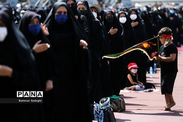 عزاداری و اقامه نماز ظهر عاشورا در میدان امام حسین (ع)