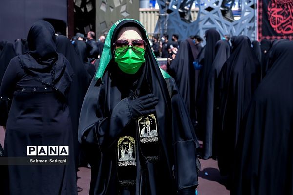 عزاداری و اقامه نماز ظهر عاشورا در میدان امام حسین (ع)