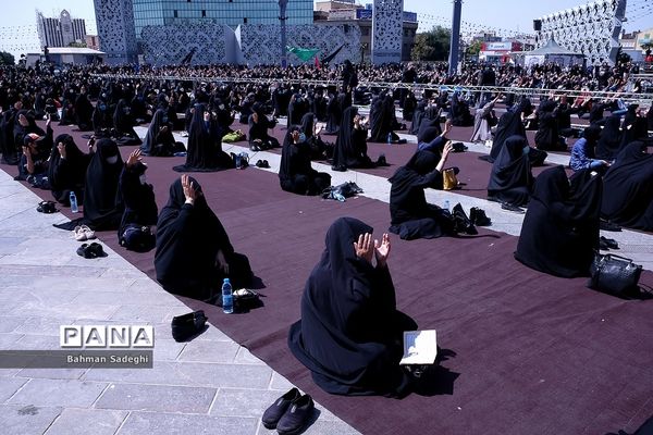 عزاداری و اقامه نماز ظهر عاشورا در میدان امام حسین (ع)