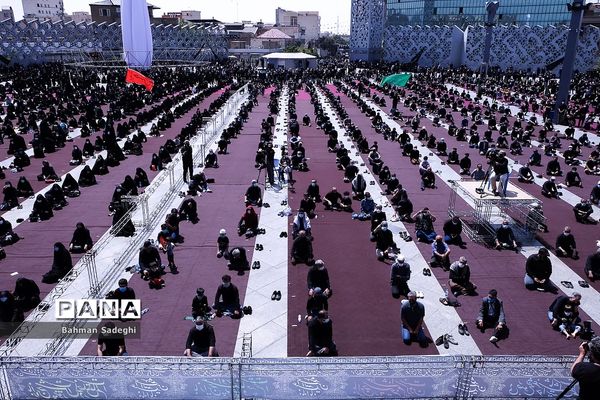 عزاداری و اقامه نماز ظهر عاشورا در میدان امام حسین (ع)