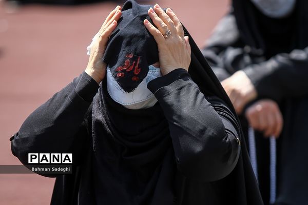 عزاداری و اقامه نماز ظهر عاشورا در میدان امام حسین (ع)