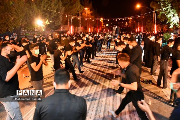 حزن و اندوه عزاداران حسینی در شام غریبان امام حسین (ع)