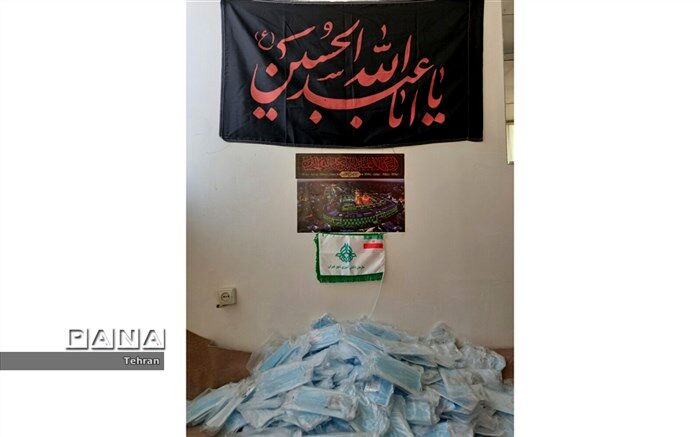 توزیع بسته‌های بهداشتی و فرهنگی میان عزاداران حسینی توسط پیشتازان تهرانی