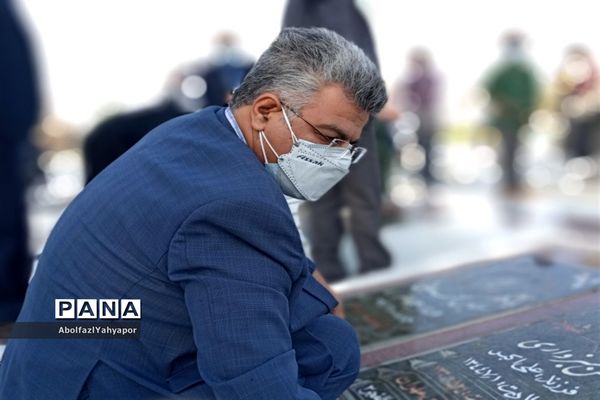 غبارروبی و عطر افشانی مزار شهدای آرامگاه شهید مدرس(ره) به مناسبت هفته دولت