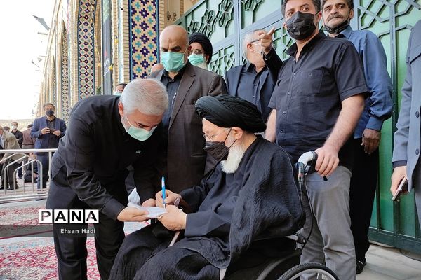 تشییع پیکر علامه حکیمی در بارگاه  رضوی