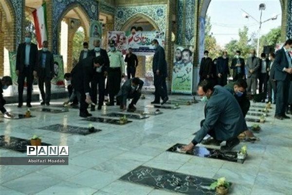 غبارروبی مزار شهدای خلیل آباد به مناسبت گرامیداشت هفته دولت