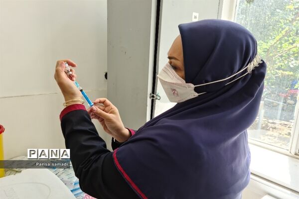 تزریق دوز دوم واکسن کرونا به فرهنگیان منطقه ۱۳ تهران