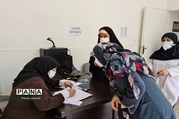تزریق دوز دوم واکسن کرونا به فرهنگیان منطقه ۱۳ تهران