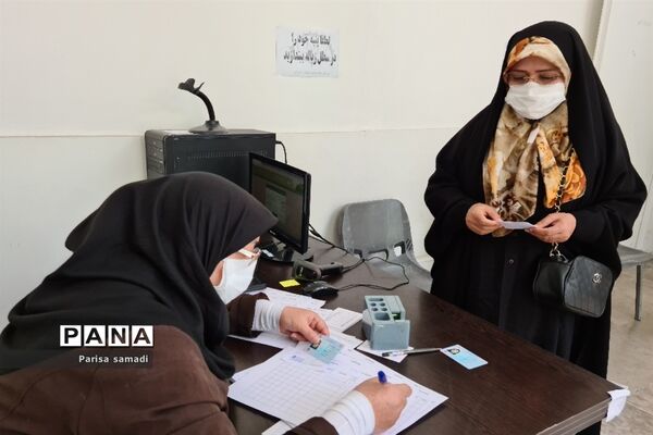 تزریق دوز دوم واکسن کرونا به فرهنگیان منطقه ۱۳ تهران