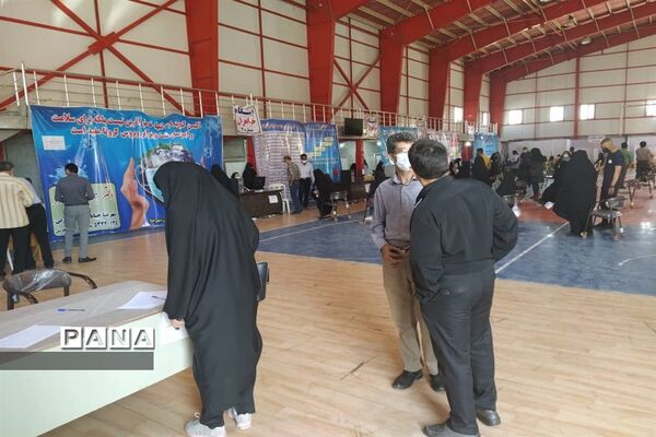همکاری سازمان دانش‌آموزی شهرضا  با شبکه بهداشت شهرستان شهرضا در واکسیناسیون فرهنگیان