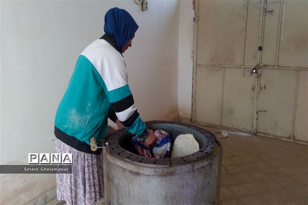 پخت نان محلی با تنور گازی در شهرستان درمیان