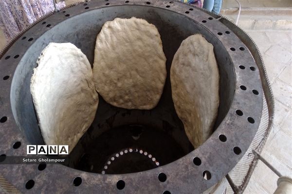 پخت نان محلی با تنور گازی در شهرستان درمیان