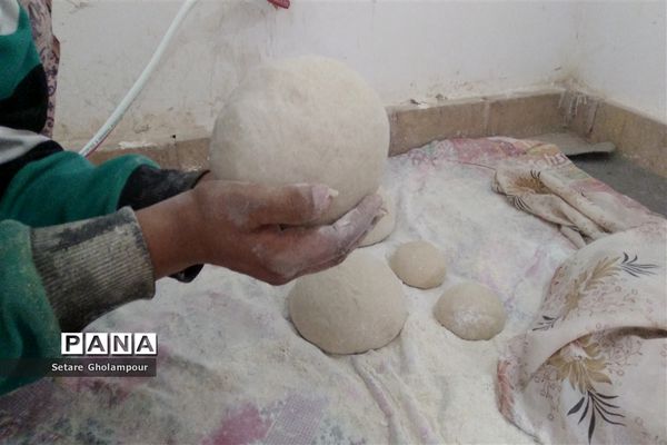 پخت نان محلی با تنور گازی در شهرستان درمیان