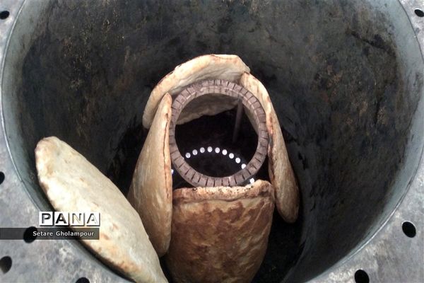 پخت نان محلی با تنور گازی در شهرستان درمیان