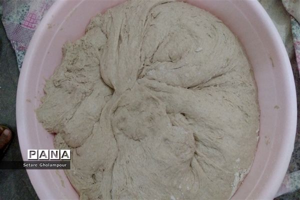 پخت نان محلی با تنور گازی در شهرستان درمیان