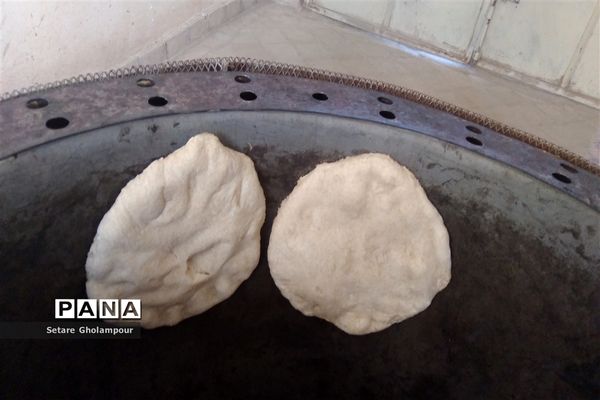پخت نان محلی با تنور گازی در شهرستان درمیان