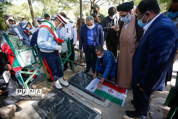 مراسم گلباران مزار شهدای هفدهم شهریور