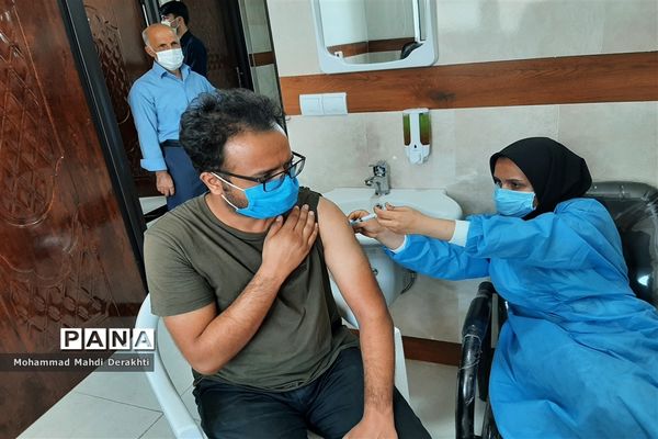 آغاز دوز دوم واکسیناسیون فرهنگیان در آموزش و پرورش ناحیه دو بهارستان