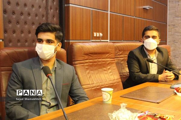 نشست هیات رئیسه مجلس دانش آموزی خوزستان با مدیرکل آموزش و پرورش