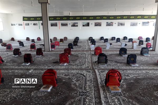 توزیع ۱۰۰ بسته لوازم التحریر توسط بسیج دانش آموزی شهرستان درمیان