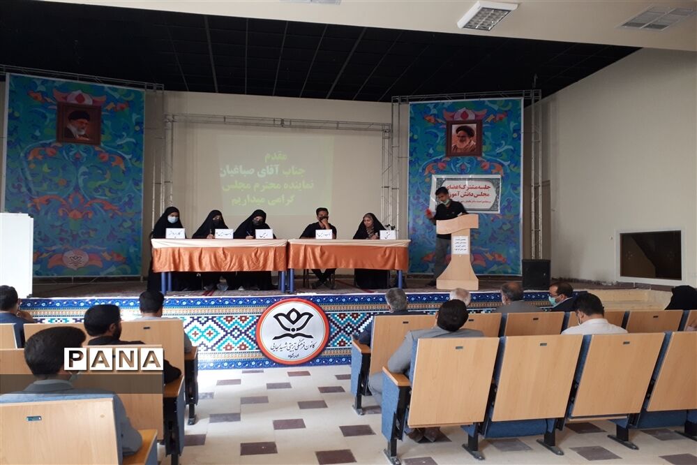 نشست نمایندگان مجلس دانش آموزی ابرکوه با نماینده مجلس
