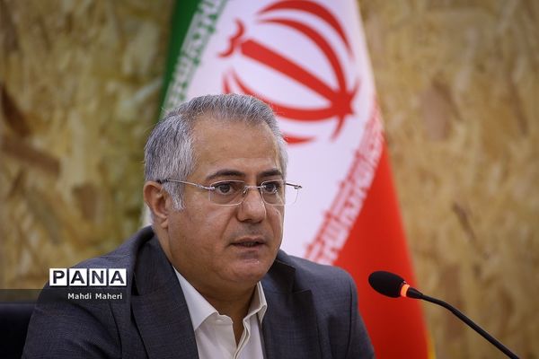 نشست رونمایی از کتاب (معرفی فعالان زیست بوم نوشت افزار ایرانی)