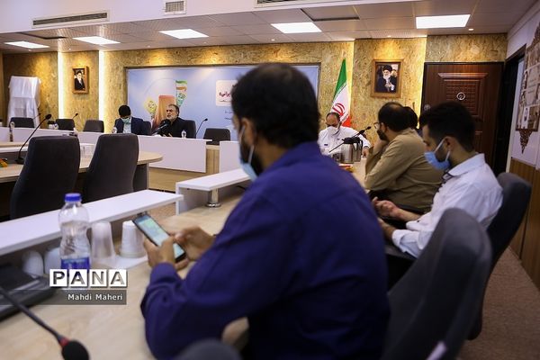 نشست رونمایی از کتاب (معرفی فعالان زیست بوم نوشت افزار ایرانی)