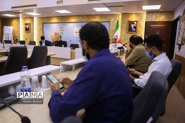 نشست رونمایی از کتاب (معرفی فعالان زیست بوم نوشت افزار ایرانی)