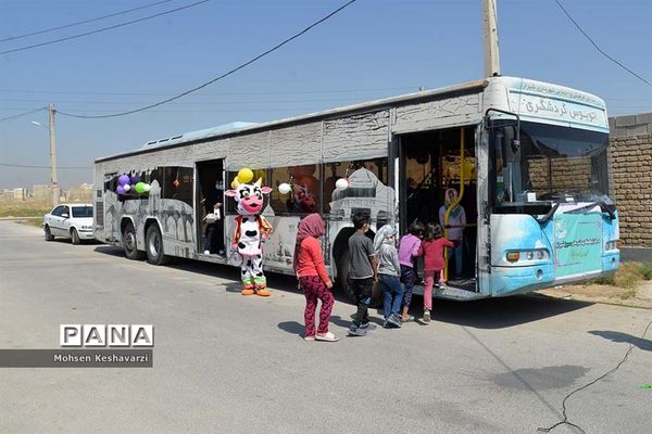 توزیع 1000 بسته تحصیلی در بین دانش‌آموزان مناطق محروم شیراز