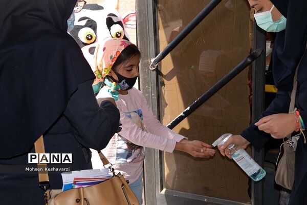 توزیع 1000 بسته تحصیلی در بین دانش‌آموزان مناطق محروم شیراز