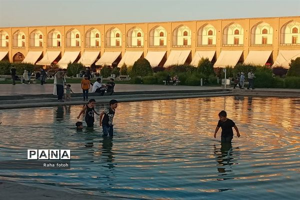 میدان امام اصفهان نمونه‌ای از معماری ایرانی و اسلامی