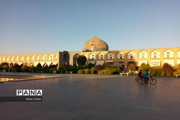 میدان امام اصفهان نمونه‌ای از معماری ایرانی و اسلامی