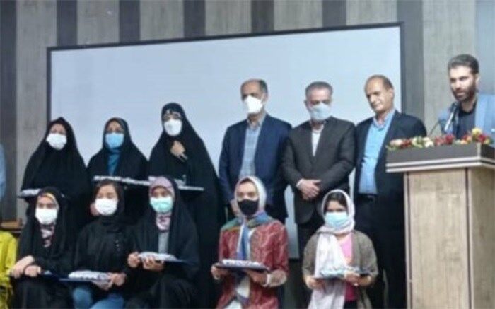 مراسم تقدیر از دانش‌آموزان نویسنده در شهرستان قرچک