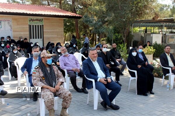 برنامه متمرکز هفته دفاع مقدس و گرامیداشت یاد و خاطره شهدا همراه با اهدا گل به شهدای دفاع مقدس