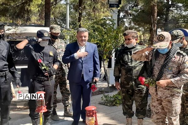 برنامه متمرکز هفته دفاع مقدس و گرامیداشت یاد و خاطره شهدا همراه با اهدا گل به شهدای دفاع مقدس