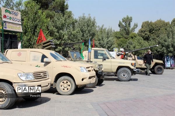 برنامه متمرکز هفته دفاع مقدس و گرامیداشت یاد و خاطره شهدا همراه با اهدا گل به شهدای دفاع مقدس