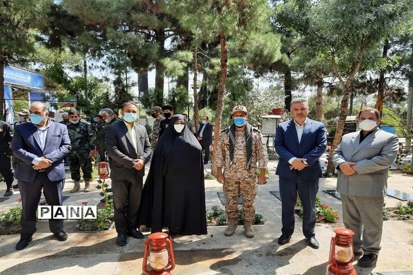 برنامه متمرکز هفته دفاع مقدس و گرامیداشت یاد و خاطره شهدا همراه با اهدا گل به شهدای دفاع مقدس