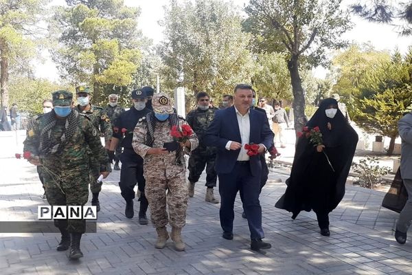 برنامه متمرکز هفته دفاع مقدس و گرامیداشت یاد و خاطره شهدا همراه با اهدا گل به شهدای دفاع مقدس