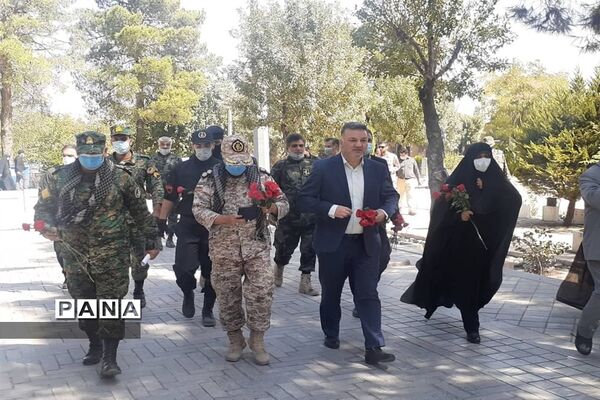 برنامه متمرکز هفته دفاع مقدس و گرامیداشت یاد و خاطره شهدا همراه با اهدا گل به شهدای دفاع مقدس