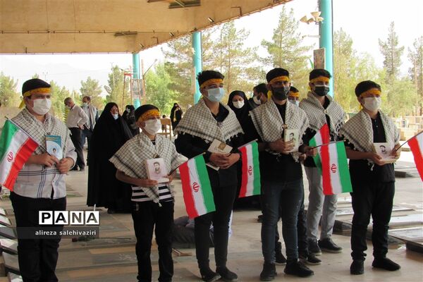 غبارروبی گلزار شهدا توسط دانش آموزان