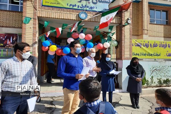 جشن شکوفه‌ها در مدرسه ابتدایی ایمان رودهن