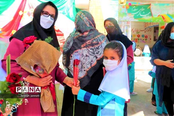 زنگ شکوفه‌ها در مدارس آباده